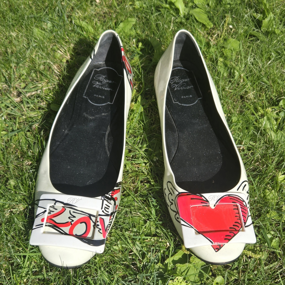 Roger Vivier Women's Heart Print Flats - White and Red